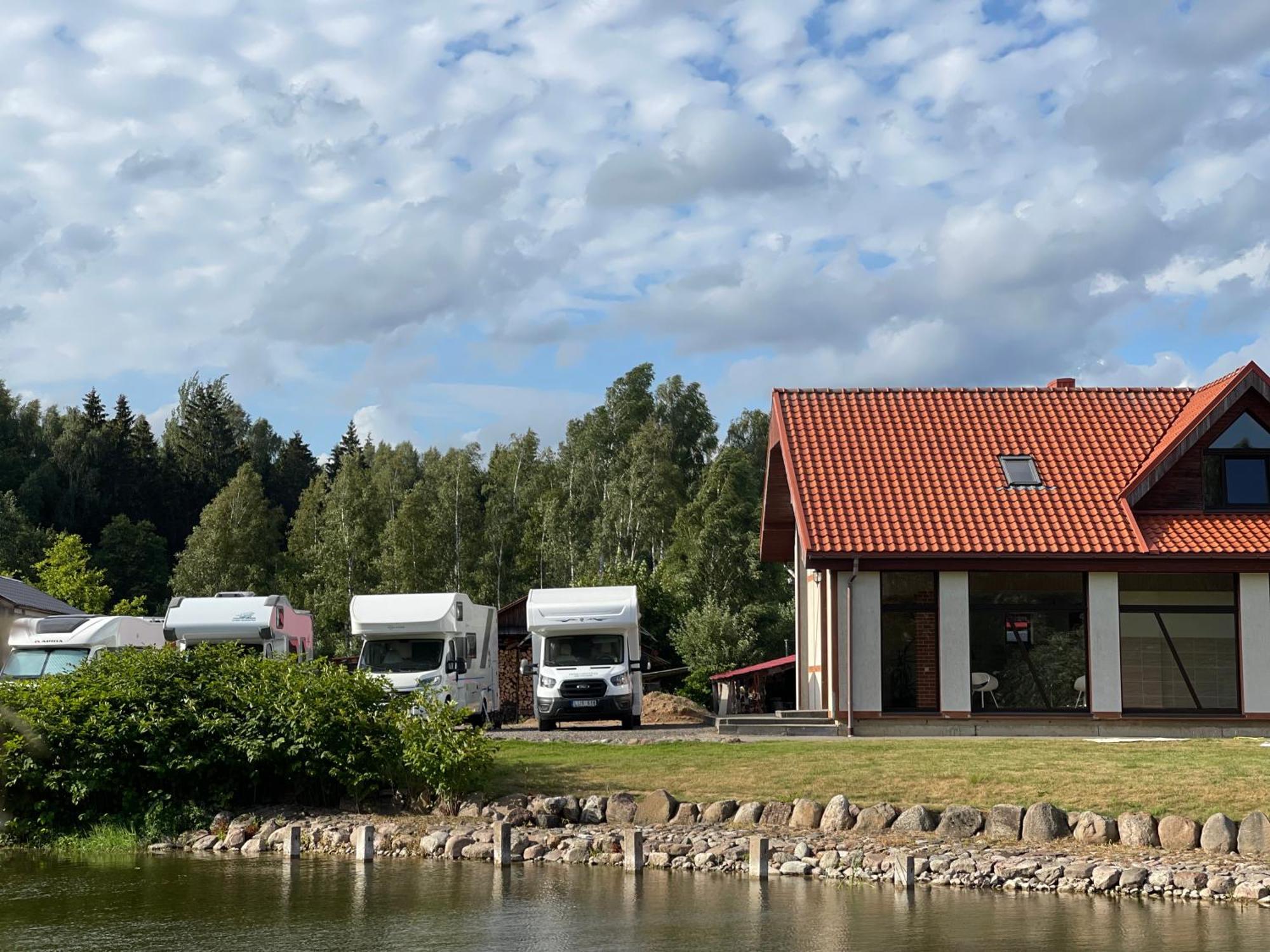 Jurvinge Hotell Zadvainai Eksteriør bilde